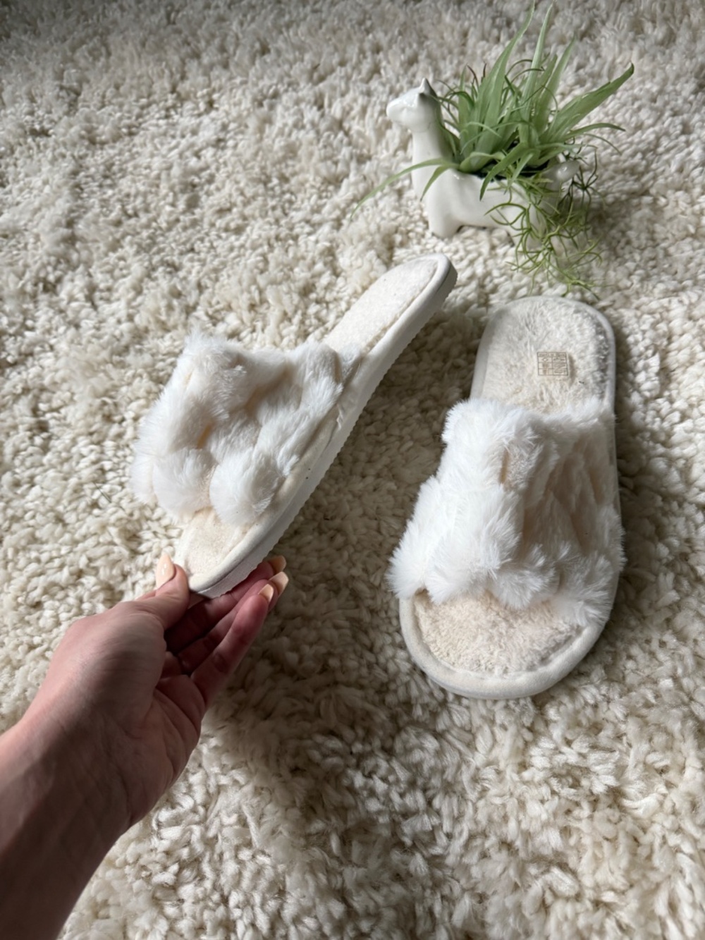 Soft cream faux-fur slide Plush Cream Faux-Fur Slide Slippers — Women's Slip-On - Picture 2 of 6